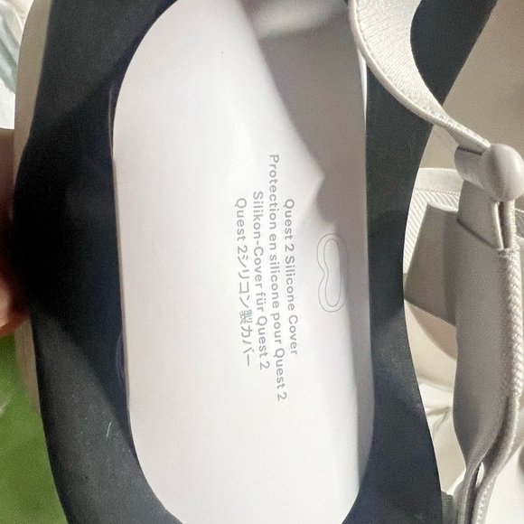 BRAND NEW Oculus Newest Quest 2VR 128 GB Bundle (Open Box) - Picture 5 of 6